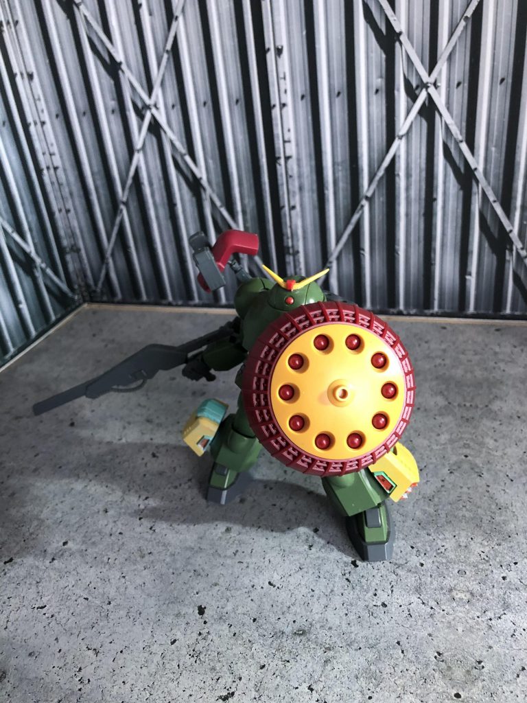 ランドモック
ハイモックの白兵戦型。
右腕にガトリングガン、右肩に小型シールド、左肩にミサイル内蔵シールド、脚部にホバーユニットを装備する。