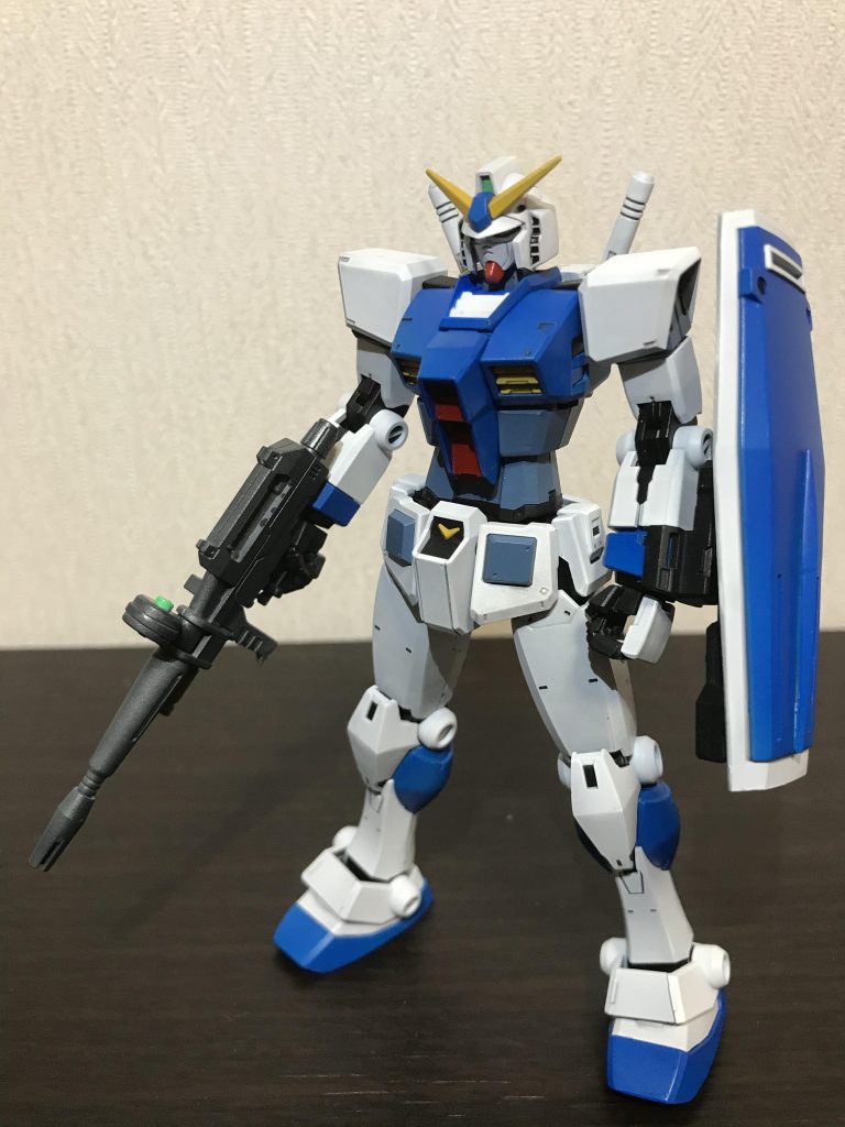 はじめてのマスキング。首元の白など老眼には厳しい作業でした。シールドは連邦マーク部分を一旦パテ埋めしましたが、寂しく感じたので連邦マークを削った後に接着。失敗した感満載でした。