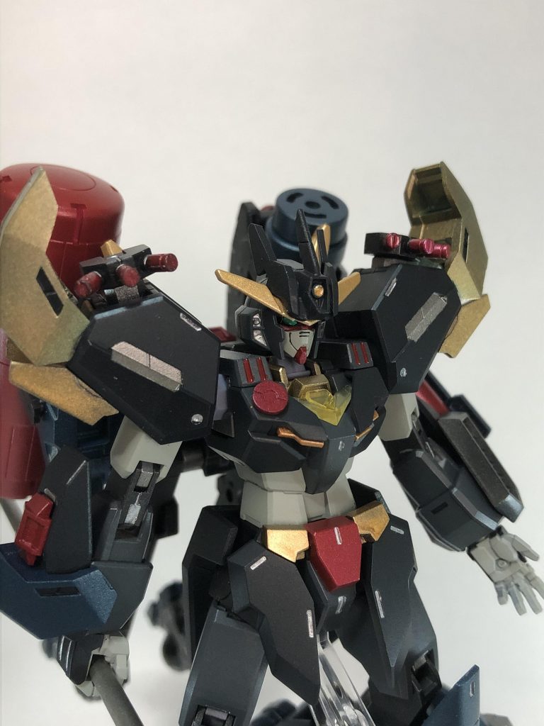 肩にはスモークディスチャージャーを6本装備しており、距離を詰められた時の離脱用だけでなく煙に紛れて敵を攻撃する前のめりな戦法を取ることもできる


(あと追加アンテナのパーツが個人的にお気に入り(ヴィートルーの真ん中以外を切り飛ばしてマーズフォーのツノを貼り付けた))