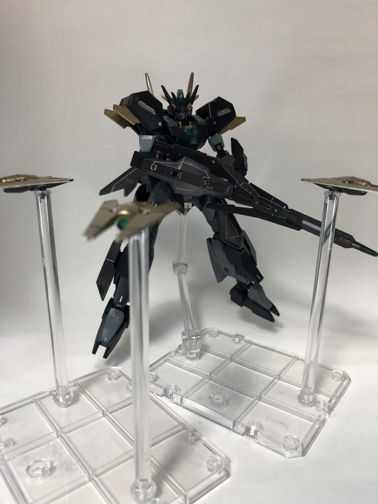 三機のビット兵装『バーナビット』はソナーによる索敵と頑丈なビット本体による串刺し攻撃が可能である。
「バナナで釘が打てる」がコンセプト