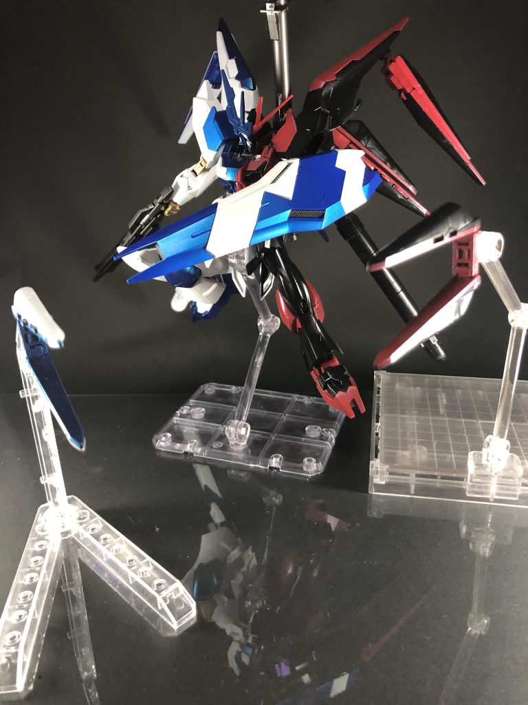 台座の数の都合で2個しか射出できませんが一応ファンネルは全部開閉させれます。

またコアガンの改造機体は出す予定なんでその時にでも全部射出した状態をお見せできるといいなぁと。