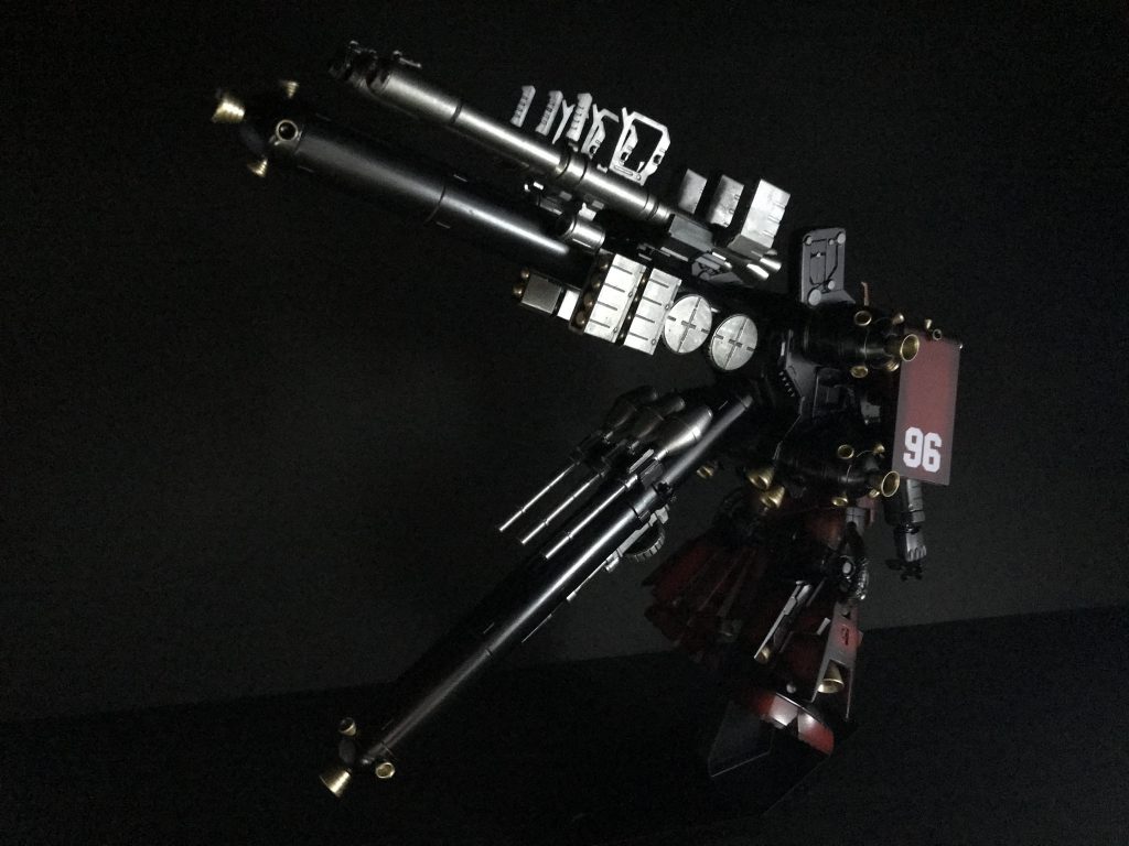 背面の画像です
サンダーボルトのジオン機体特有の大型のバックパックに多彩な武装が非常にロマンがあっていいですよね〜
ブラック部分はタミヤカラーのブラック、ゴールド部分はMr.Colorのスーパーゴールド2、ガンメタ部分はタミヤカラーのクロームシルバーとブラックを調色したものにエナメルのブラックでウォッシングしたものになってます
マーキングシールはシールドのナンバリングのみ貼っております