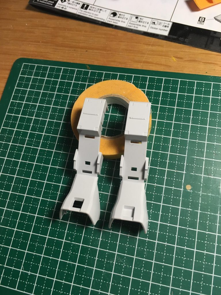 スネのセンサーは塗り分けが面倒だと感じたので切り抜いて別パーツ化、塗装後に裏側から貼り付けています。