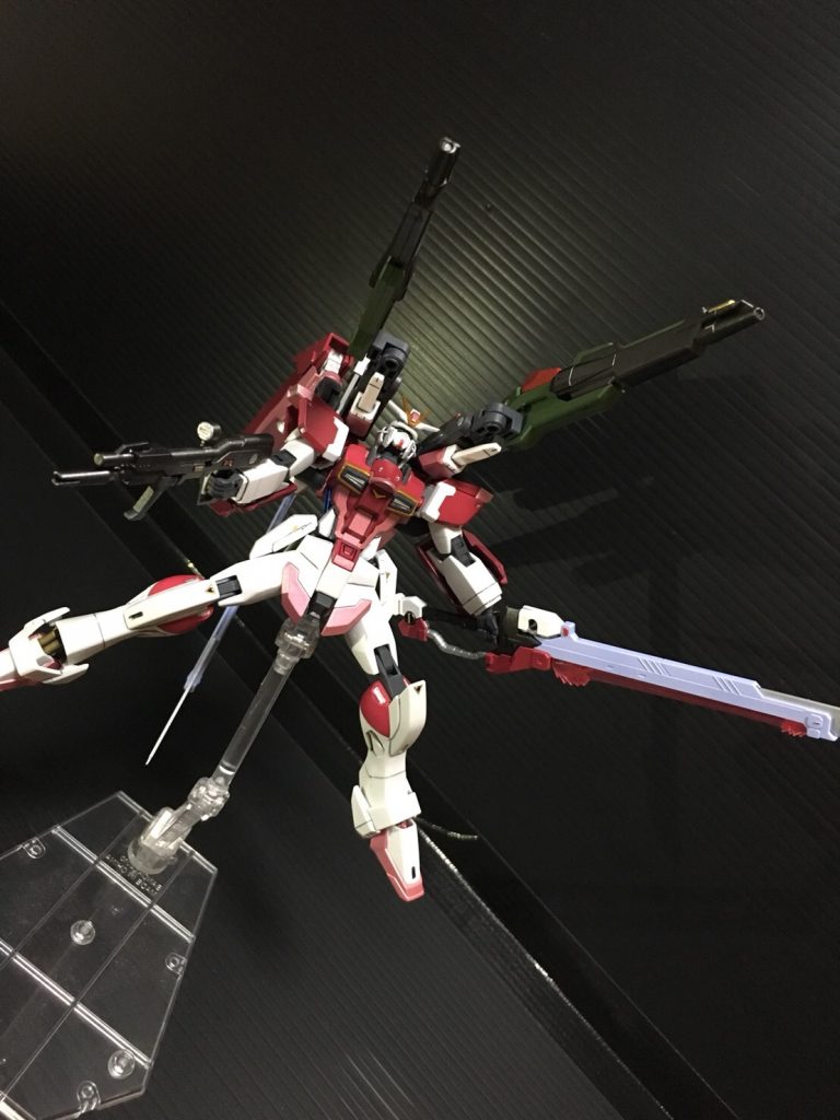 フルバースト
ビームキャノンはアームで繋がっているので前方へ展開することもできます。その際サーベルラックが邪魔になるので、前後を180度回して逃がしつつこの状態でも引き抜く事が出来るようになっています。