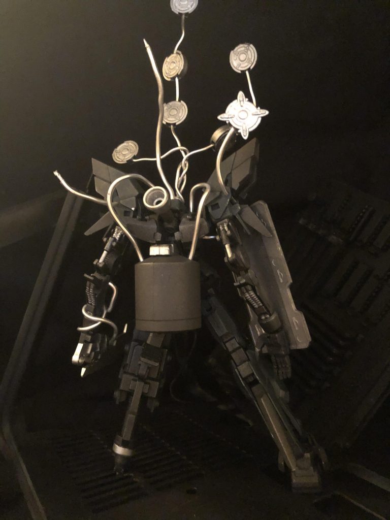 メインブースターは、恒星間航行コロニー「Arche（アルヒェ）」に搭載されていた恒星間航行ブースターを小型化した物を使用、推進剤は従来の液体状の物ではなく、重金属粒子を使用した物となっている。