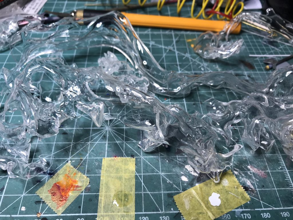 炎エフェクトは今回初挑戦です。0.3ミリの透明プラ板をヒートガンで炙って成形。