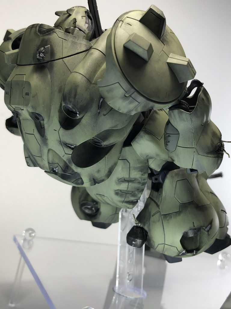 背面もスラスターが潰れたり外れたりしてます。