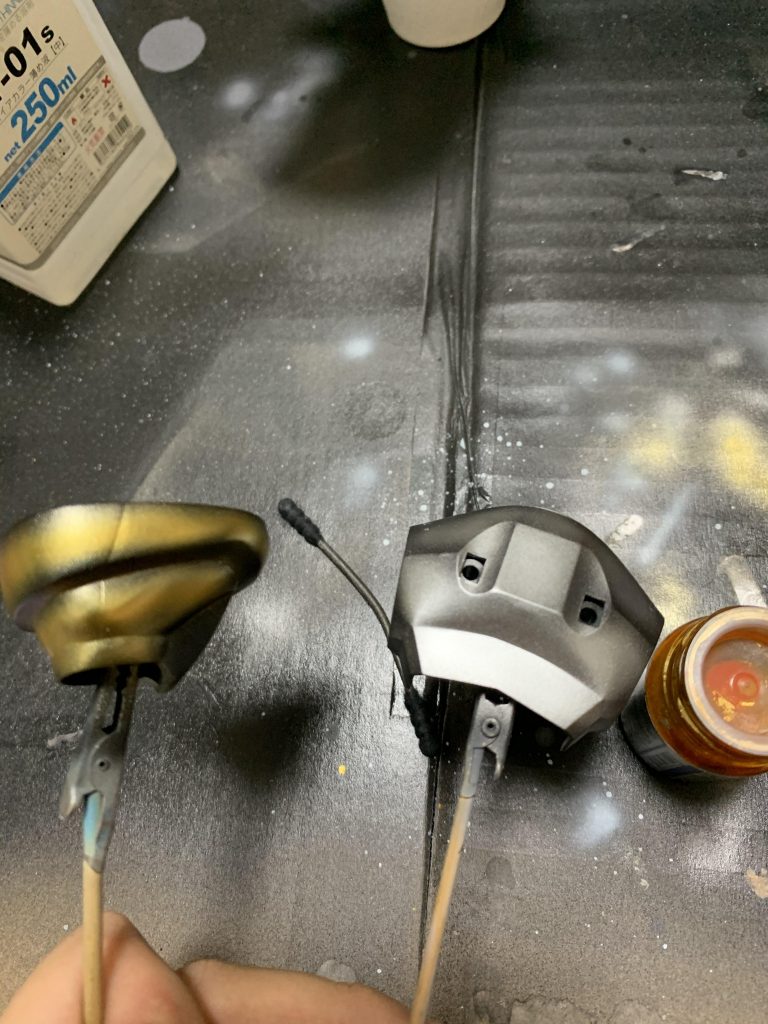 下地を黒からの胴体をガンクローム、手足類をスターブライトゴールドにしてみました。
その上からクリアブルーを吹いて違いを見比べてみます。