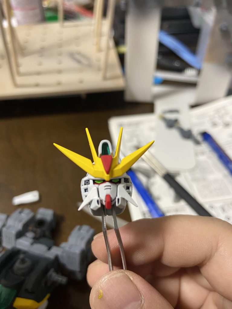 いつも通りアンテナはヤスリで削り、初期よりは尖らせてます。
シールは使用せずクリアパーツはそのまま、モノアイは白サフ吹いてからエナメルのライトグリーンでハッキリ見える様塗装しました。