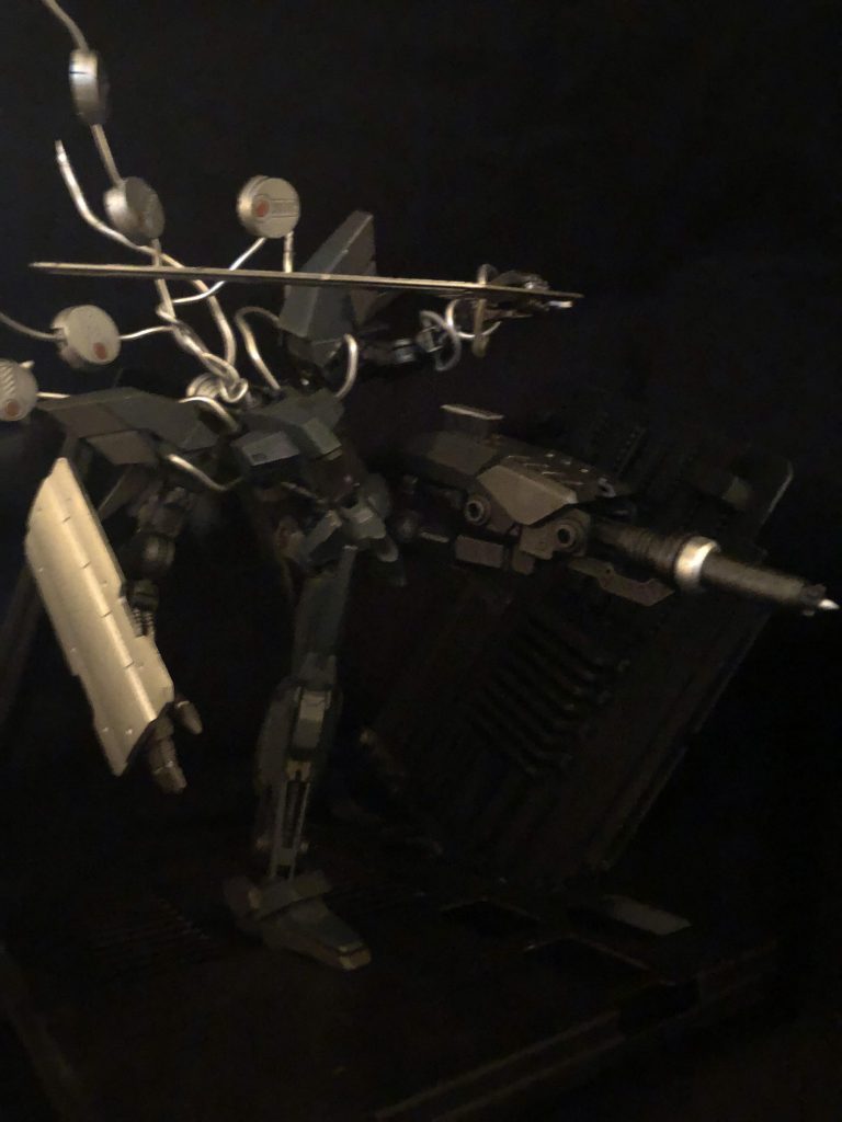 左脚には大型のパイルバンカーを装備、これは掘削用ブレードでも掘削出来ないようなスペースデブリを掘削する為に装備されている。