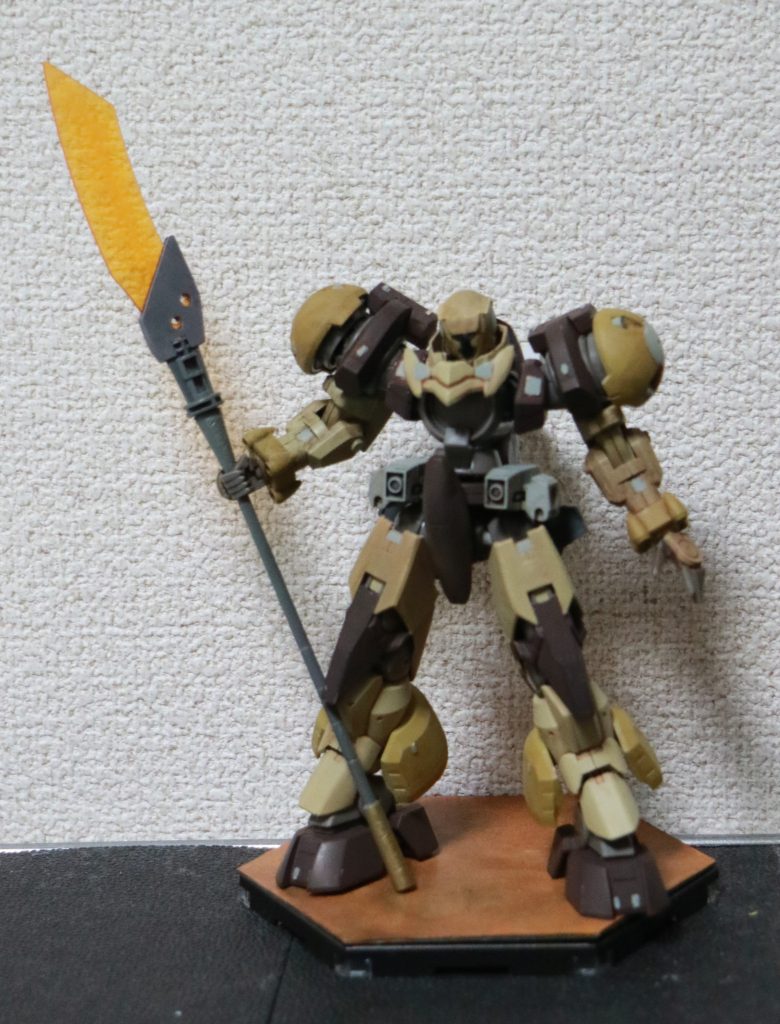 フロントの別ショット。
オーガを鉄血のオルフェンズ世界線の設定で改造してみた模型となります。
主武装は薙刀(槍)。
背面には疑似太陽炉の代わりにエイハブリアクターをスクラッチして付け替えて遊べるように装着。