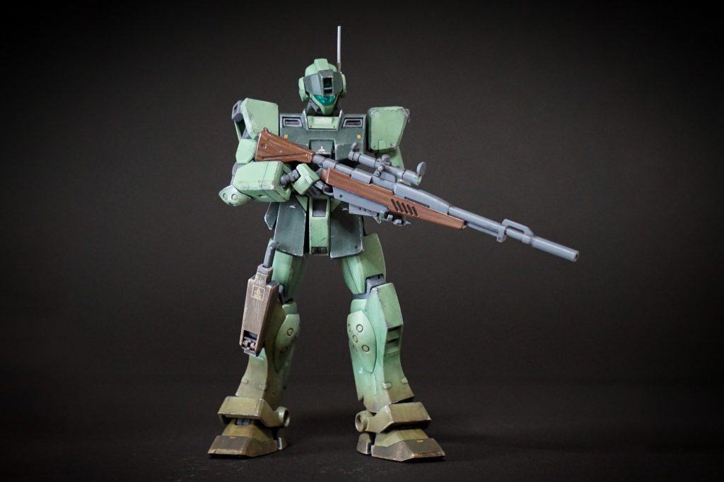 キットの状態だと、腰が短く膝下が長い不自然なスタイルに感じたので、腰と胸の間に1mmスペーサーをかまし延長、足首関節ブロックを1.5mm短縮しました。
スナイパーライフルは実銃を参考にディテールアップしています。
ストック位置を変更しマガジンを装備してセミオート風に、銃口のサイレンサーはランナー枠を加工して取り付けました。
ライフルのストックは木目調の塗装で単調にならないようにしてみました。