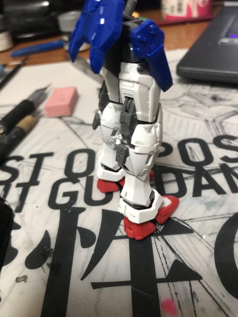 シールを貼れば解決しましたが、足のバーニアと胸のグリーン部分だけは筆塗りだとどうしても綺麗に発色しなかったのでここだけはエアブラシ使いました。上記の部分以外は全て筆塗りです