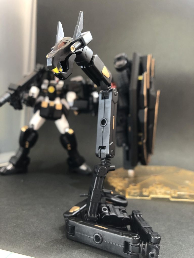 ## 蛇型サポートMB[オロチ]
ゲンブから分離した2匹の蛇が合体したサポートメカ。
主に索敵、偵察、通信妨害などの特殊工作を得意とする。
頭部のビーム砲と噛み付きで戦闘も可能。
ただし、本体からの電源供給が無いため長時間は独立行動が出来ない。

武装
・バイトクロー×2(蛇頭)
・ビーム砲×4