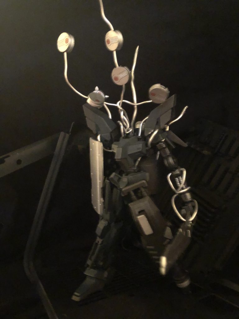 本機は厄祭戦時のガンダムフレームをベースに恒星間航行を行う為、設計思想の大幅な見直しがされている。
動力源にはエアハブ・リアクターの他に、腰部に重金属分解エンジンが搭載機されている、これはスペースデブリ内にある重金属粒子を分解し電子を取り出す物であり、理論上スペースデブリが存在する空間なら永久に活動ができる、また分解した重金属粒子は本体に接続された銀色のケーブル、「Partikelkabel（パーティクルケーブル）」により粒子を安定化させ、機体を囲うようにシールドを展開する事ができる、これにより小さいスペースデブリから機体を守る事ができる、また重金属粒子による生物への汚染が懸念されている。
そして、大量のデータを運ぶため本来のMSの頭部に当たる部分や肩部に合計9機の大容量SSDが付いており、全人類を運ぶ事が可能である。
しかし、デブリの掘削時の事故や製造不良により二機破損している。