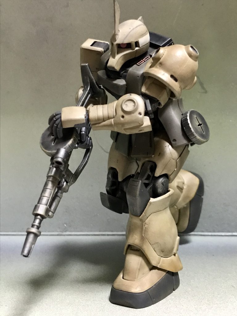 ふくらはぎ側面のスラスター部分はふさぎました。コトブキヤの角モールドIIから適当なサイズのものを貼り付けました。厳密にはさらに、ショルダーアーマーの側面に四角い穴、右肩にヘコみ、手首を四角くしないといけませんが…いろいろ失敗しそうなのでやめておきました。