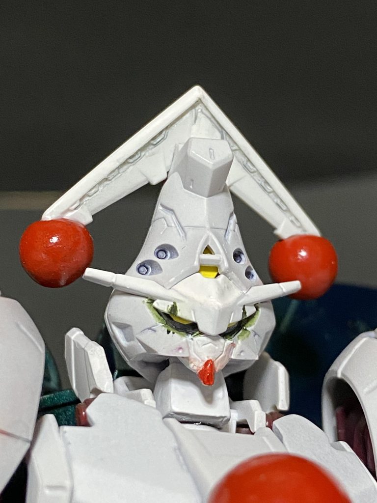 おわかりいただけただろうか・・・?
ジョーカーを意識しているとでも言いたげな目元の緑を・・・
まるでリアルタッチマーカーで塗られたようだ・・・
全体的にペニーワイズとジョーカーを両方意識して制作されているようだ・・・