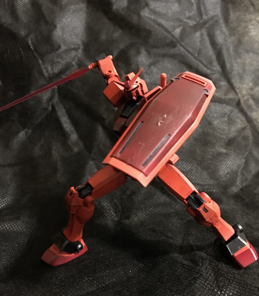 ビームサーベルで切り裂く！
シールドは、連邦マークをなくして、瞬着パテを使って弾痕をつけました。