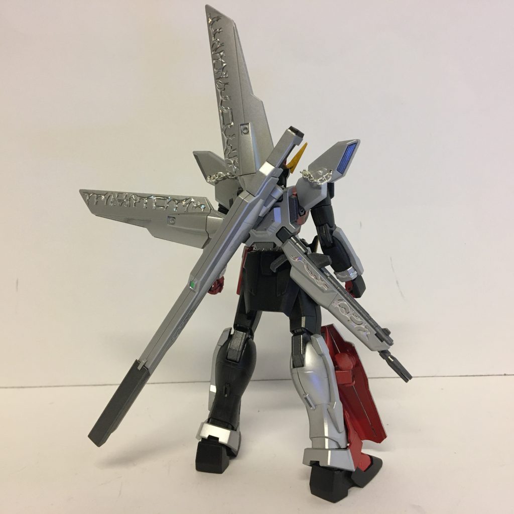 背中は特に改造していません。100均の銀ピカデコレーションシールでリアクターとライフルをオシャレにしました。