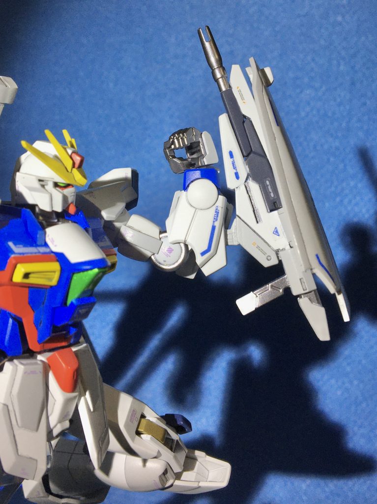 尚、シールドバスターライフルは本体下部にピンを取り付け、腕部に装着できるようにしています。