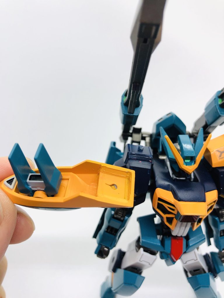 肩の改修部分。肩アーマーの隙間はパテで埋めて、プラ棒で固定してます。