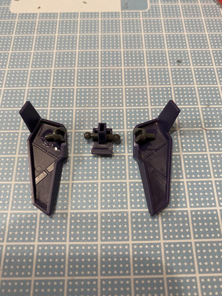 リアアーマーを3分割して市販のボールジョイントを埋め込んでます
基部を補強するためにこのあとパテを盛りました