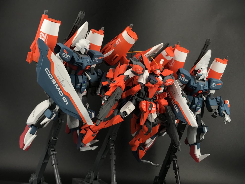 前に作ったコスモダガーと撮影しました。3機もガンプラ並べて撮影するのは大変でした(笑)