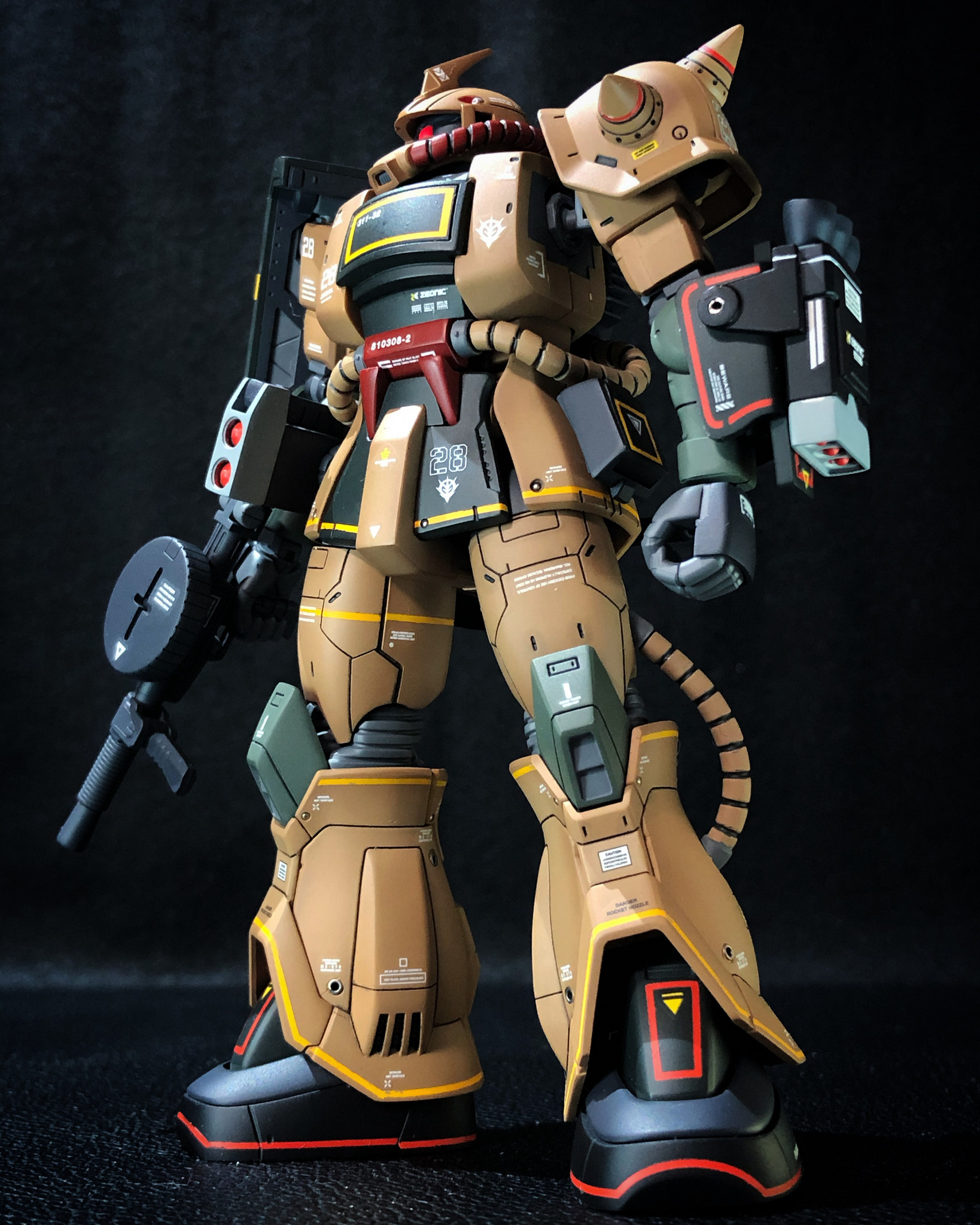 ガンプラ完成品 1/144 HGザクデザートタイプ・ザクタンク-