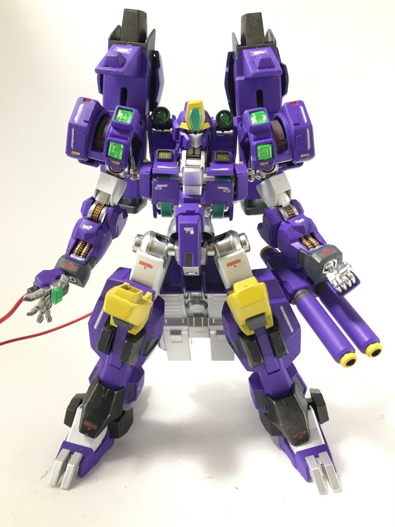 メインカメラは特殊な四つ目になっている
パイロットは元エリート軍人の傭兵