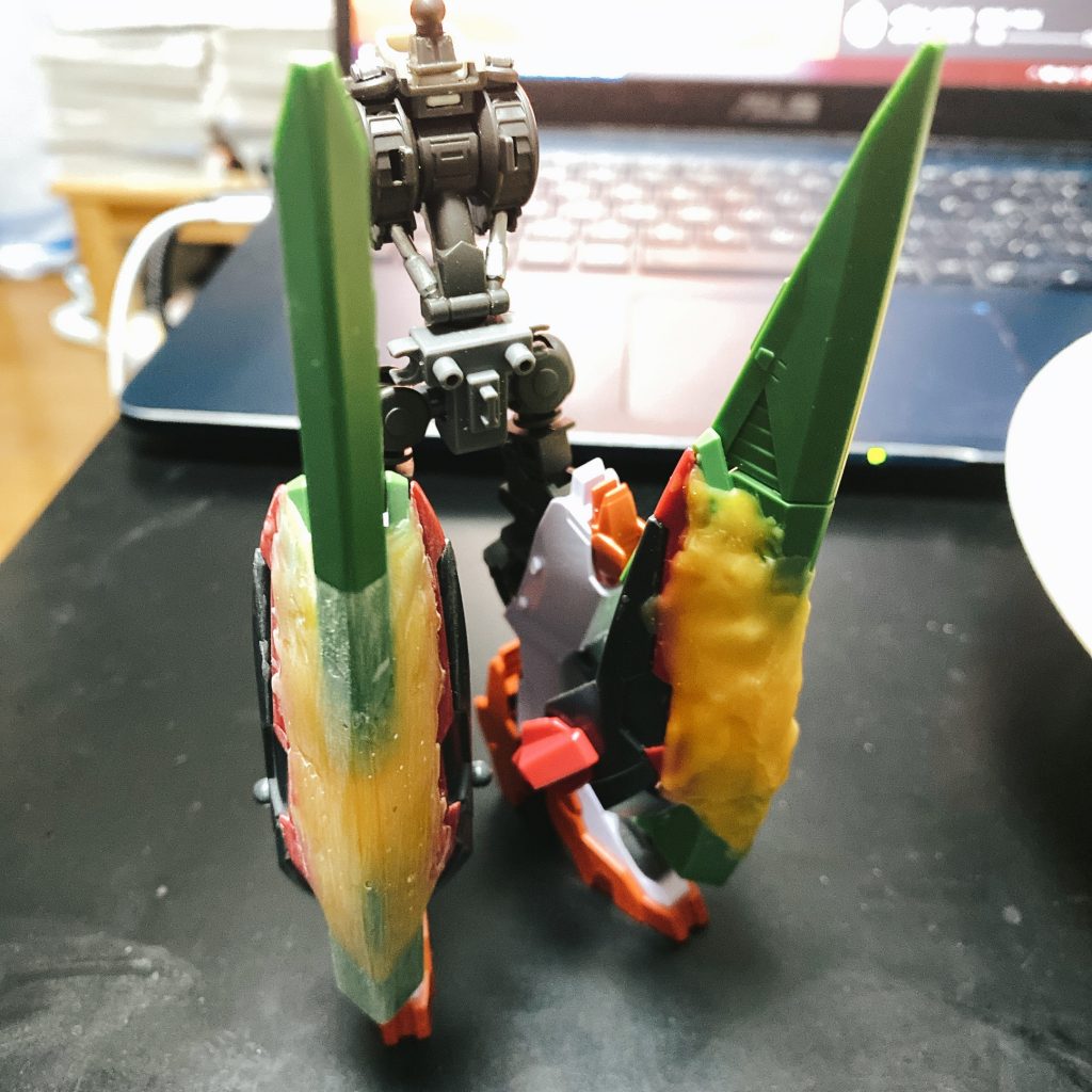 特徴的な脚部シールドは、ジオニックソードとダークマターブースターと気合と根性でできています。