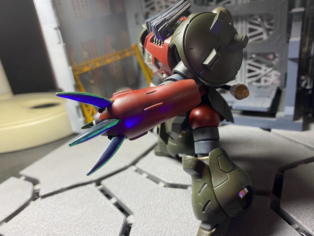 左腕はズゴックEから拝借、爪はブラックライトでの発光処理