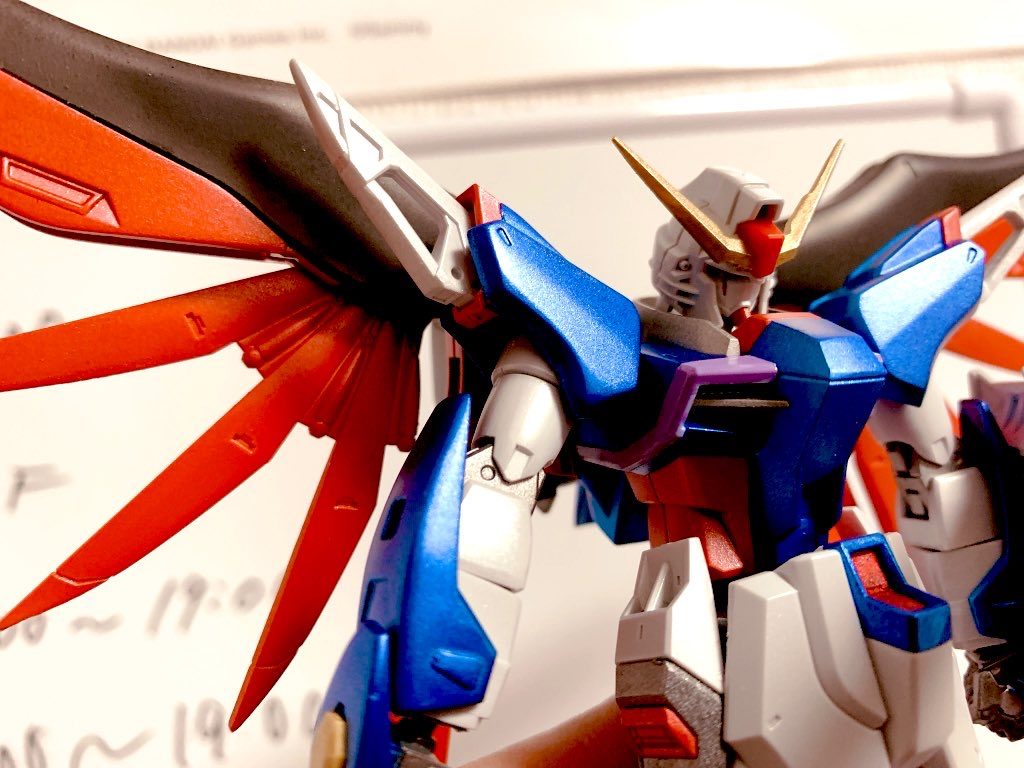 アンテナなどのイエローパーツはゴールド塗装にして安っぽさが少しでもなくなるように工夫。