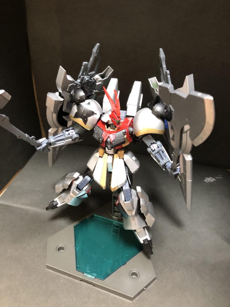 ジオンの歴史ある武装ヒートホークの発展系ヒートアックス。
グレイズアインのものを転用。手首の持ち手部分を削って、しっかり持たせられるようにしています。