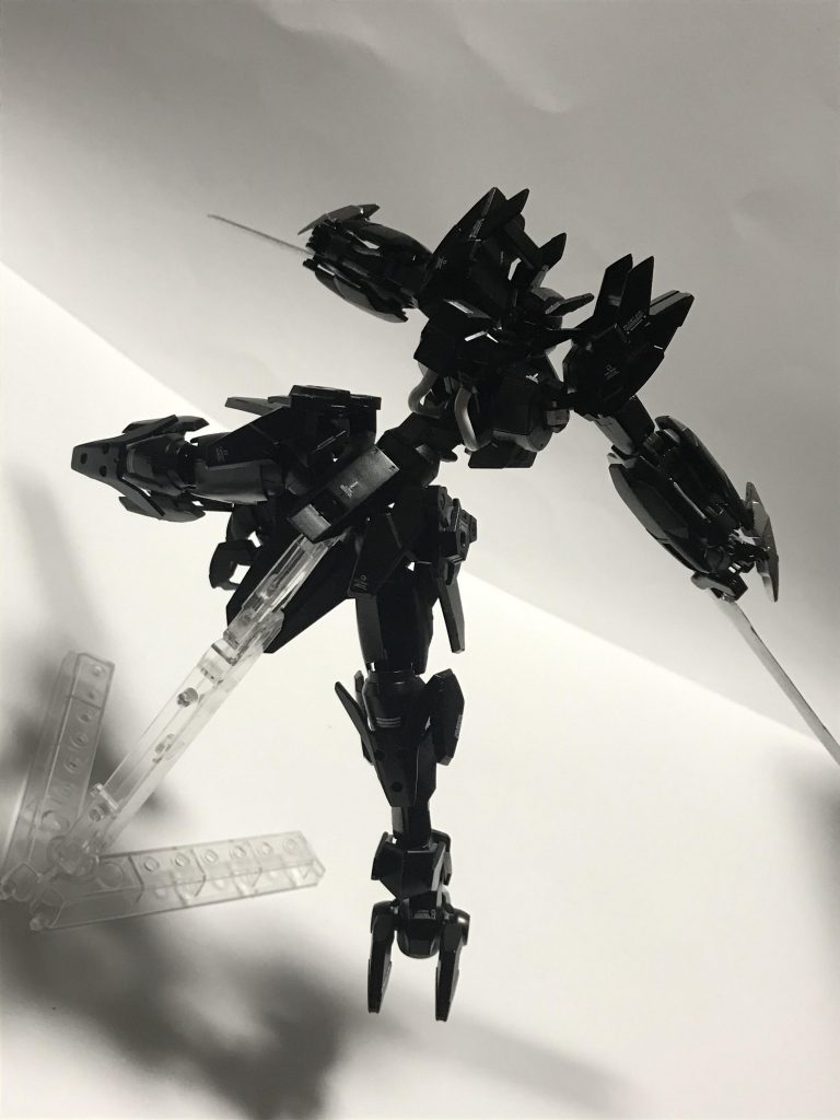 ギャラルホルンが調べた所 機体コンセプトがわかった。 まず対MA用に作られていない事。 これに関してギャラルホルンは疑問を抱いたがすぐに解決。理由はこの機体がプルーマなどの子機の撃破用に作られていた。ガンダムフレームを援護するにはまず子機を撃墜しなくては接近すらままならない状況だった だから装備は軽装で素早く動きプルーマ達を倒していた。