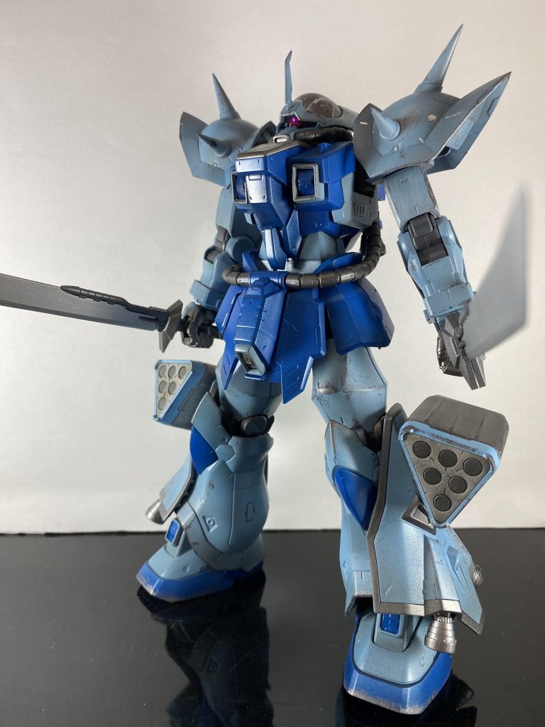 太ももなどのエッジに注目してほしいのですが、焼き鉄色を使い塗装剥げを表現してみました!
さらに全体的にスモークグレーを吹いて色のトーンを落としています!