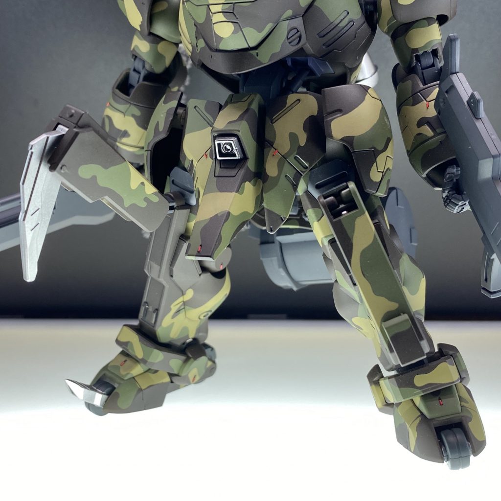 対ナノラミネートアーマー用に、バスターソードと脚部クローを装備しています。しかし出力不足のため、あくまで護身用です。