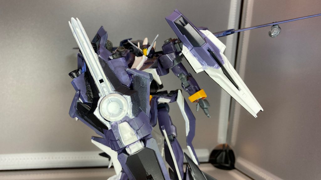 背面のビームキャノンやガトリング砲による援護射撃や、前面のIフィールド・ジェネレーターによる防御力の向上を図っています。