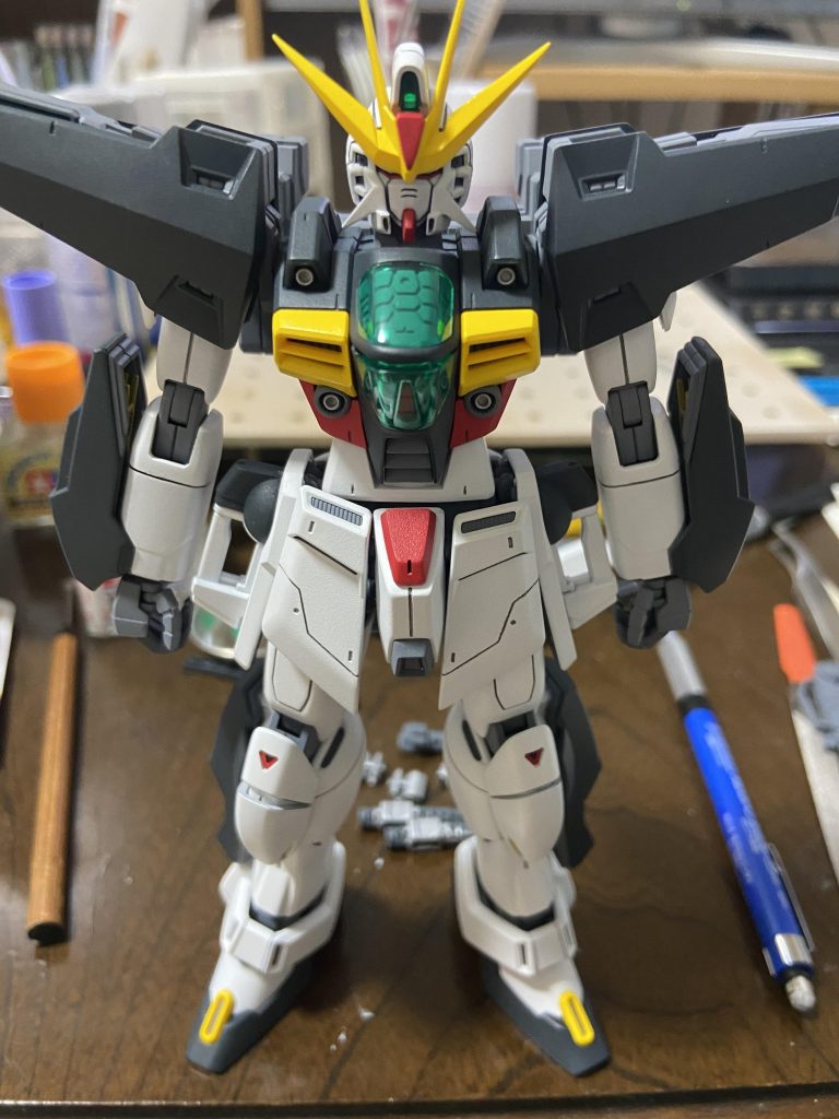 デカール貼る前。白はつや消しホワイトをよく使用するのでエナメルの流し込み墨入れをすると滲んでしまう為自分はよく専用シャーペンによる墨入れを好んで使っています。
墨入れを濃くしたい箇所はガンダムマーカーを使います。