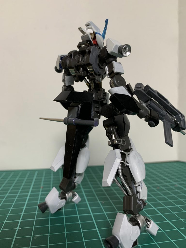 脚部はホバーのイメージ