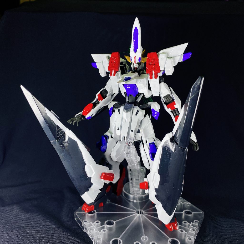 脚部シールドが重くて、自立させるとゆらっと倒れてきます。
足首ェ……。

MA戦では、プルーマのような小型随伴機の攻撃から本体を守ることができます。