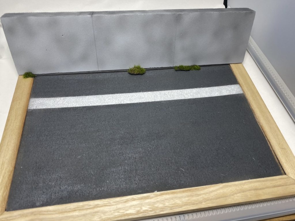 ジオラマ風台座は枠付きコルクボード、コンクリ壁はポリスチレンフォームを塗装しただけの手軽な物です。寂しいので小さくカットしたモスマットで草を生やしました。素材はすべて100均です。
作品の紹介は以上となります。
それでは最後に、GBN未来刑事・激情版(仮)をご覧下さい。