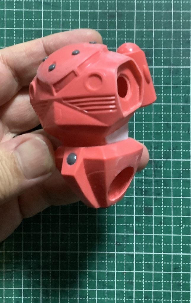 腰の部分を切ってやや猫背気味に
頭とお臍にディテールパーツを追加