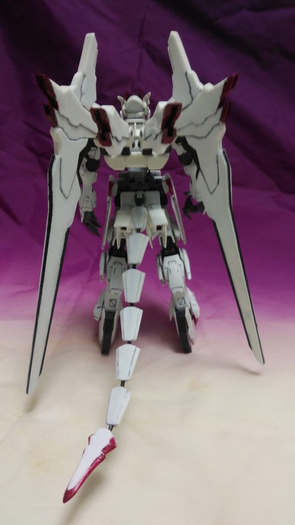 バックショットです。大型ブースターを複数備え、高機動力を生かして戦場を縦横無尽に駆け回ります。尻尾は背後の敵を攻撃するための切断武器です。この尻尾はルプスレクスの背部パーツを使用し、プラ板を切り出して作りました。