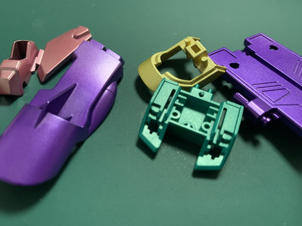 白サフが乾いたら今度はシルバーで下地塗装です。

パーツ塗装はこんな感じでして
ボディのメインカラーはミスターカラーのメタルピーチ、ファトゥムはメタリックパープル。

さらにメタリックを基調とする塗装をするときはアンテナなどのガンダムによく使われる黄色パーツはゴールドの塗装にしておもちゃ感がすこしでもなくなるように工夫してます。