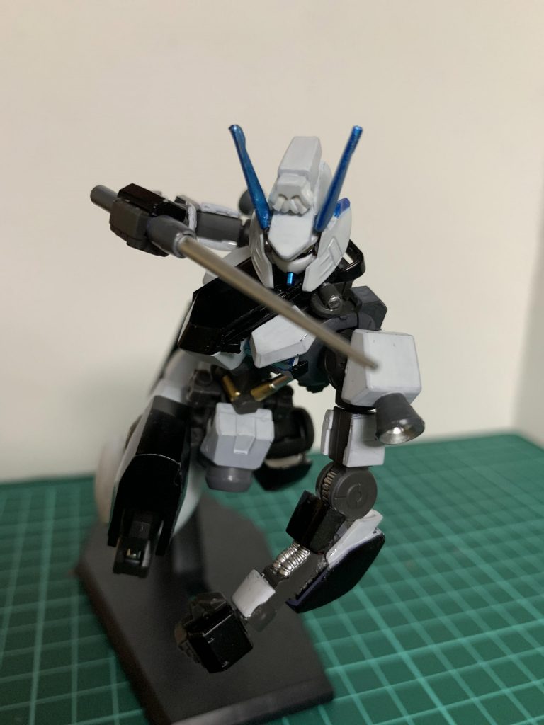 軽量化によって重さが攻撃に加わらなくなったので、コックピットを点突きして一撃で仕留めるような武装に