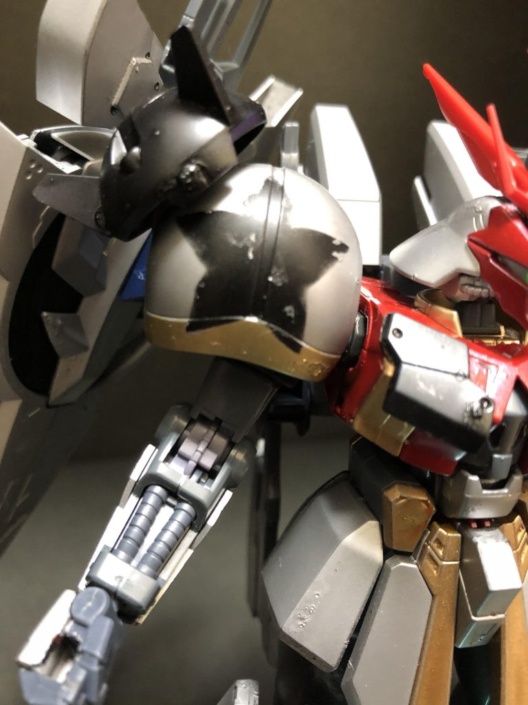 肩の☆マークは100均のシールを使ってマスキング。
メタル歌手の白塗りに黒い☆マークをイメージしました。
微妙に失敗してますorz
また肩にはオーガ刃Xの肩パーツを装着。
ビームスパイク、ビームシールド、ビームビットなどてんこ盛り仕様。
バリアブルシールドは邪魔なんで廃しました。