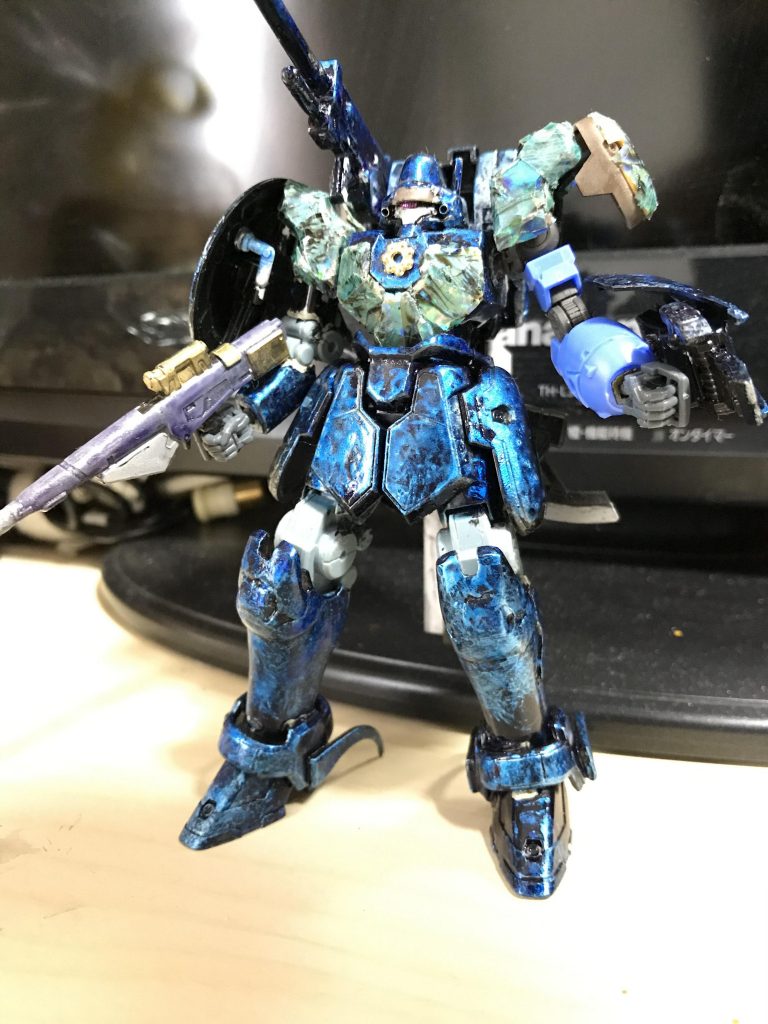 初期段階。
この時点では手はアスタロト、背中にはデモリッションナイフ、そして頭は青色でした。