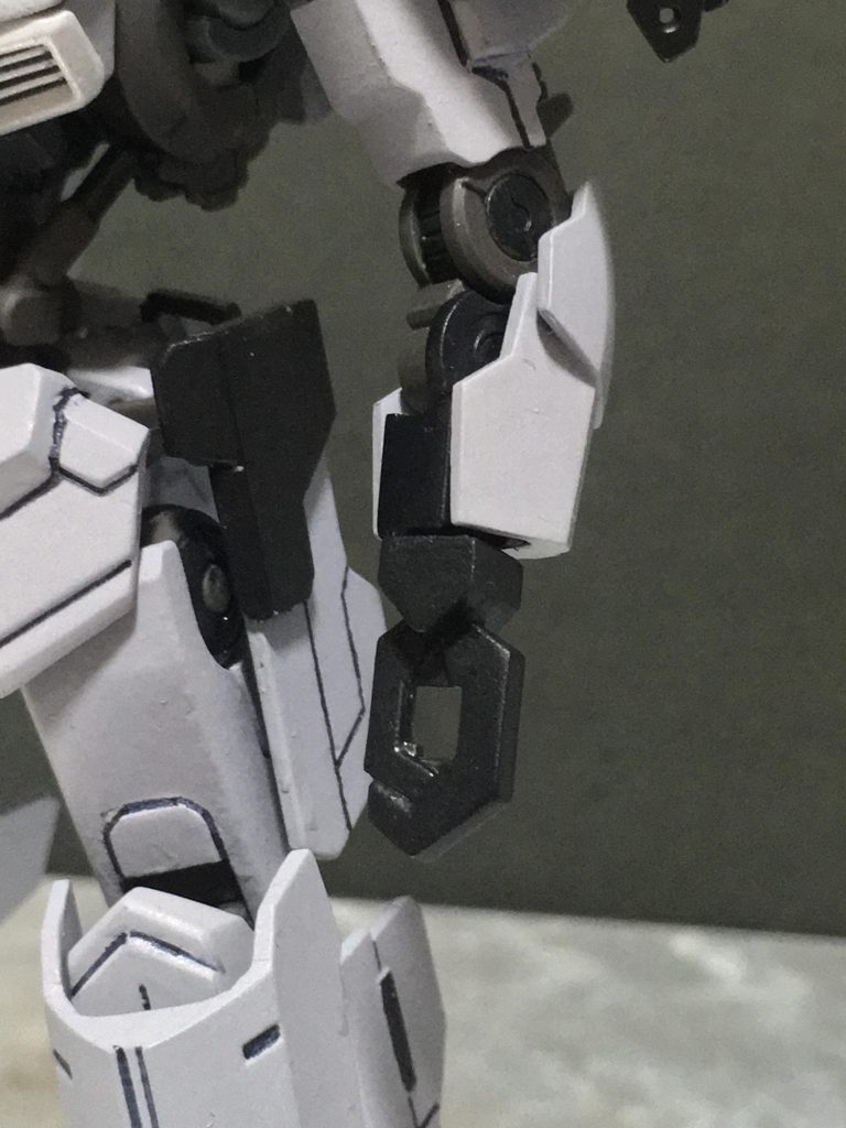 発見時に一部のフレームと装甲が欠損していたため、ジャンク品を中心に修復した設定です。
左腕は、「ガンダムフレームの希少さから修理部品がなく、全く別規格のアームを強引に繋げた」…といった感じです。