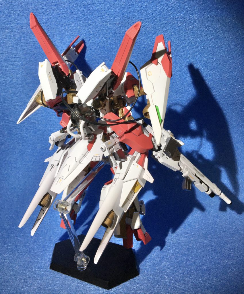 背部はブースターや各種コードにより、視覚的情報過多なデザインに。