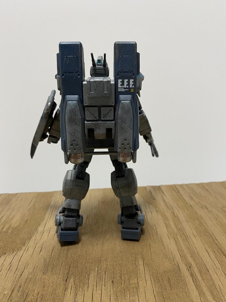 バックショット。パラシュートパックの大きさと重さ、自立させるのに一苦労です。